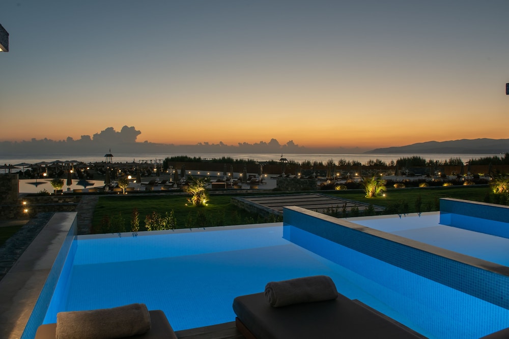 Nana Princess Suites, Villas & Spa — Swimming pool in Stalida