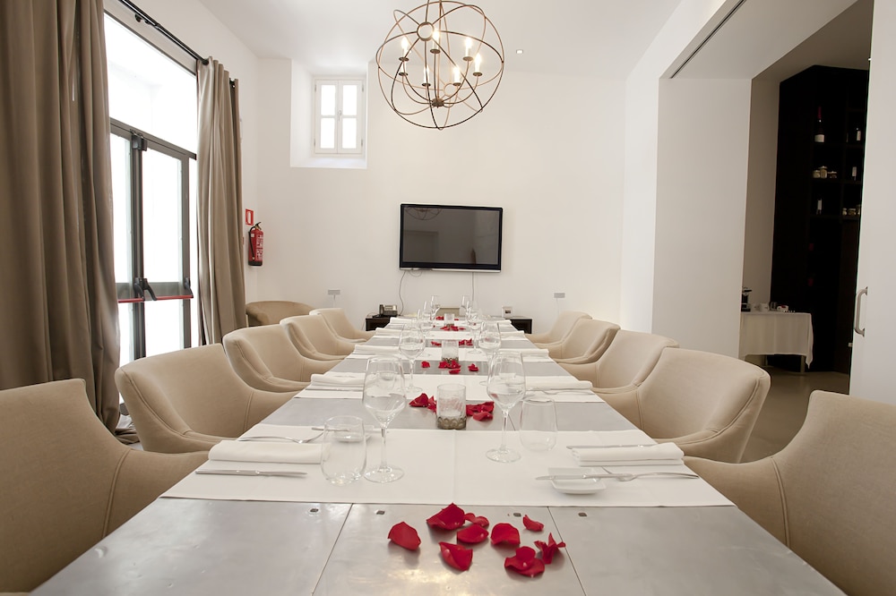 Puro Oasis Urban Hotel — Restaurant & bars in Palma de Mallorca, Balearic Islands
