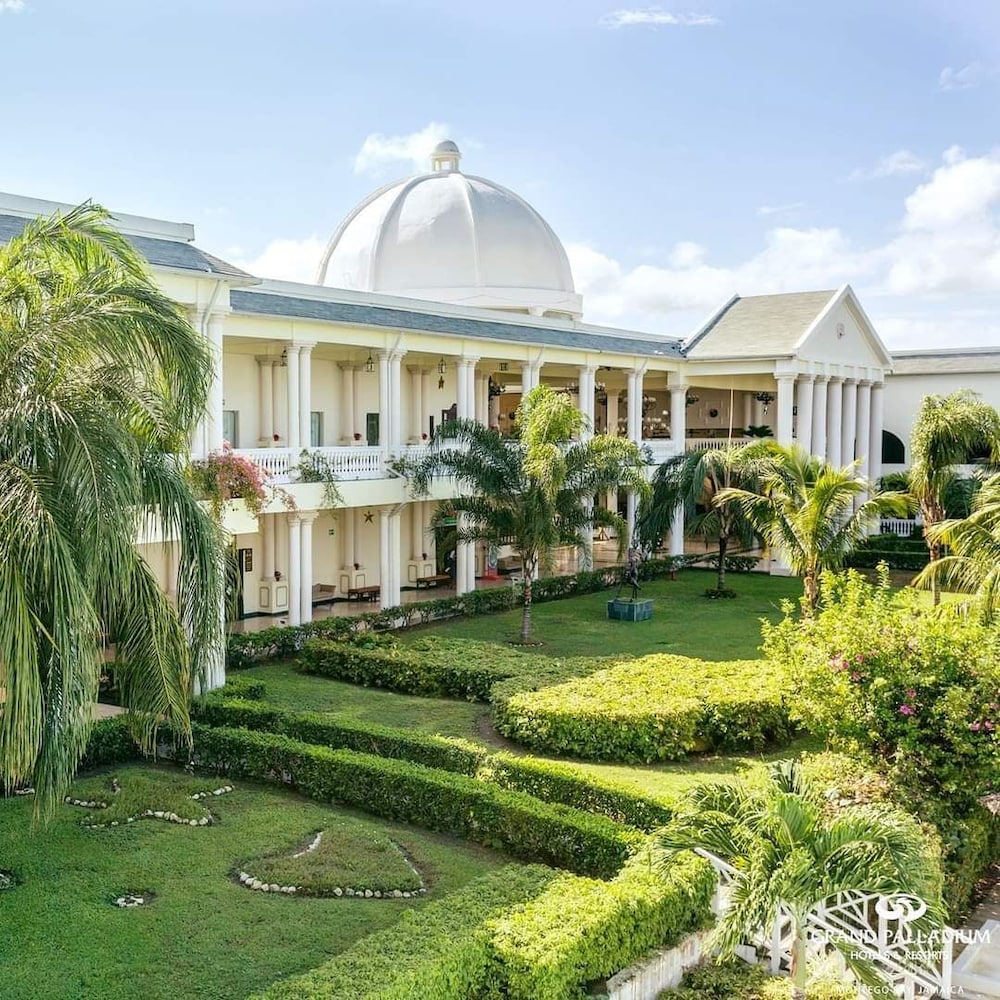 Grand Palladium Lady Hamilton Resort & Spa All Inclusive — Hotel building in Lucea