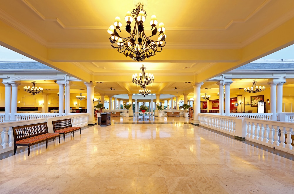 Grand Palladium Lady Hamilton Resort & Spa All Inclusive — Hotel building in Lucea