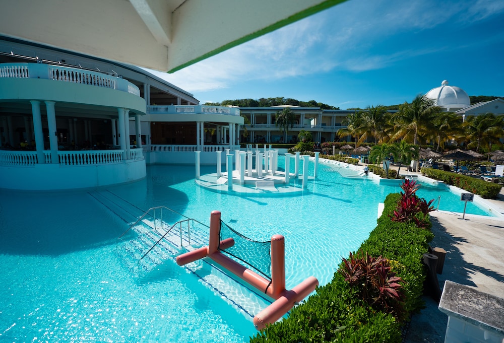 Grand Palladium Lady Hamilton Resort & Spa All Inclusive — Swimming pool in Lucea