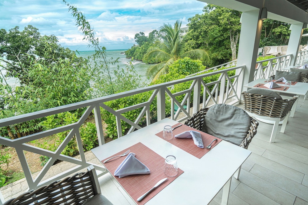 Grand Palladium Lady Hamilton Resort & Spa All Inclusive — Restaurant & bars in Lucea