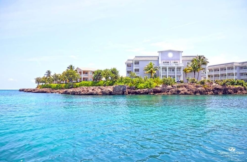 Grand Palladium Lady Hamilton Resort & Spa All Inclusive — Hotel building in Lucea
