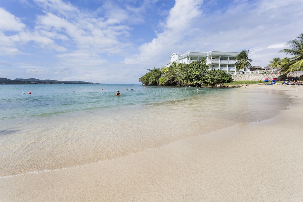 Grand Palladium Lady Hamilton Resort & Spa All Inclusive — Beach in Lucea