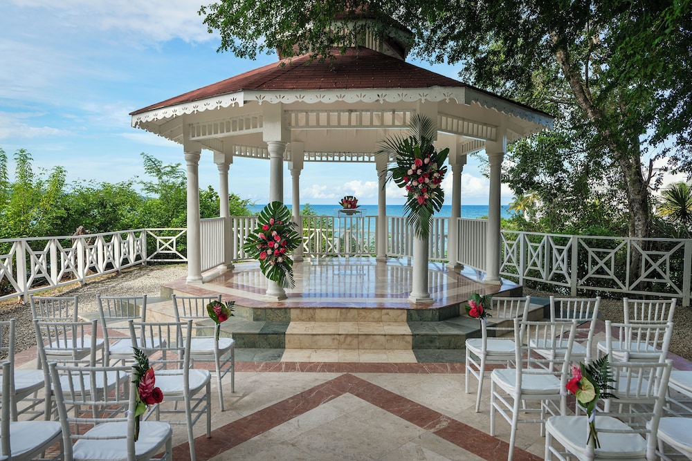 Grand Palladium Lady Hamilton Resort & Spa All Inclusive — Hotel building in Lucea