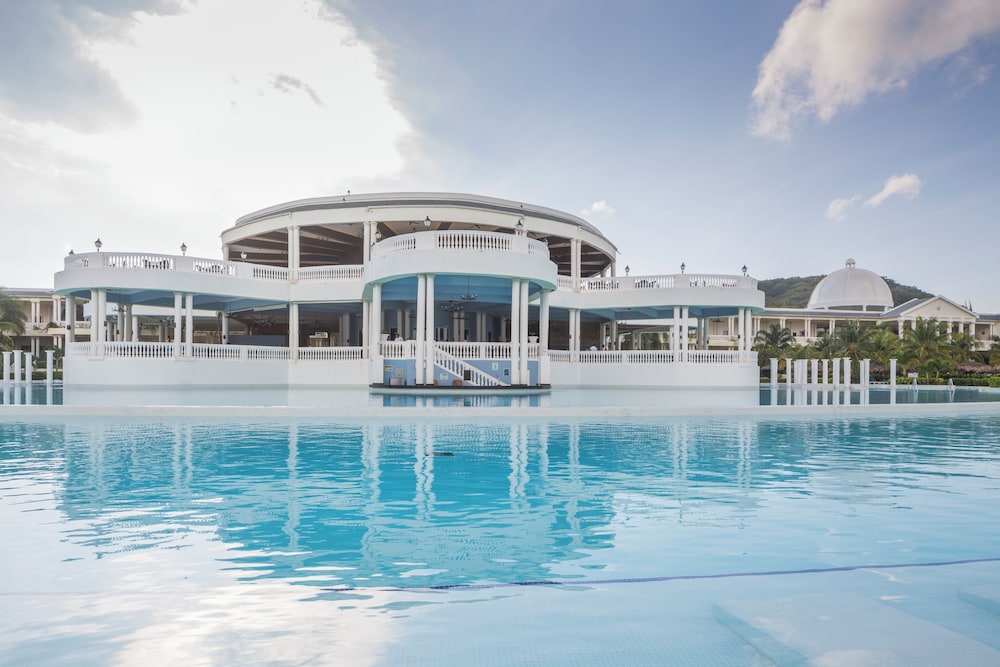 Grand Palladium Lady Hamilton Resort & Spa All Inclusive — Hotel building in Lucea