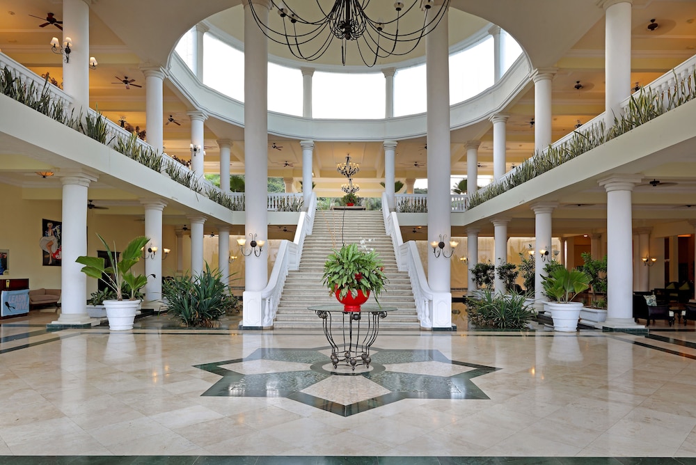 Grand Palladium Lady Hamilton Resort & Spa All Inclusive — Hotel building in Lucea