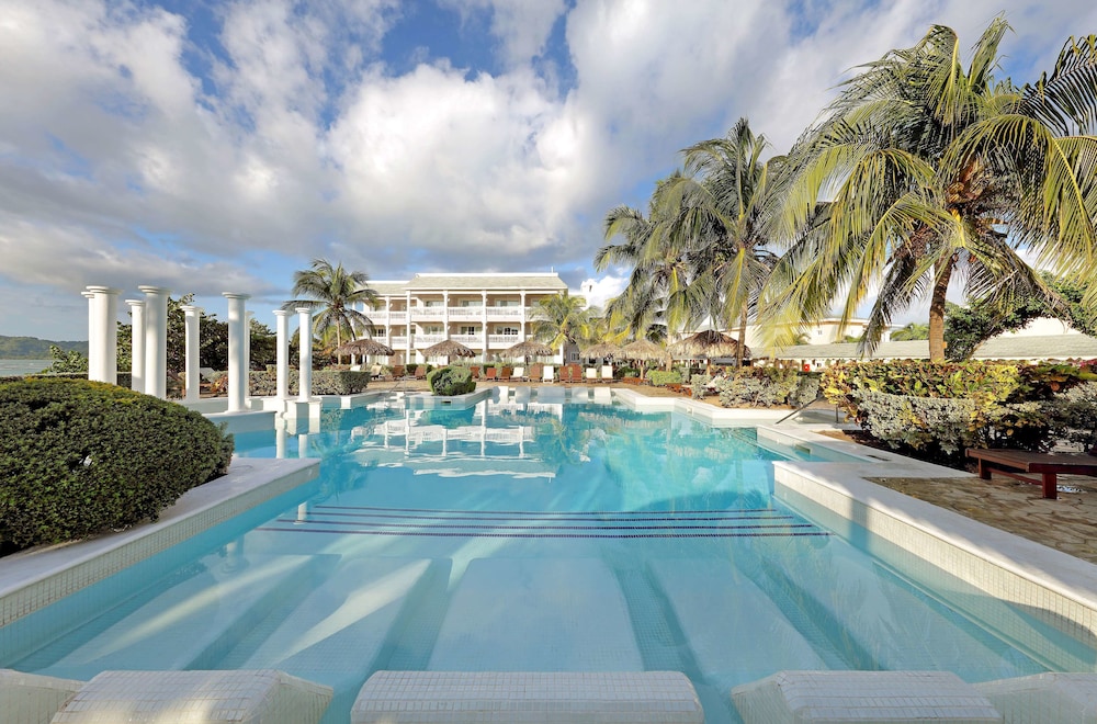 Grand Palladium Lady Hamilton Resort & Spa All Inclusive — Swimming pool in Lucea