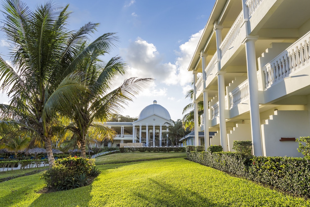Grand Palladium Lady Hamilton Resort & Spa All Inclusive — Hotel building in Lucea