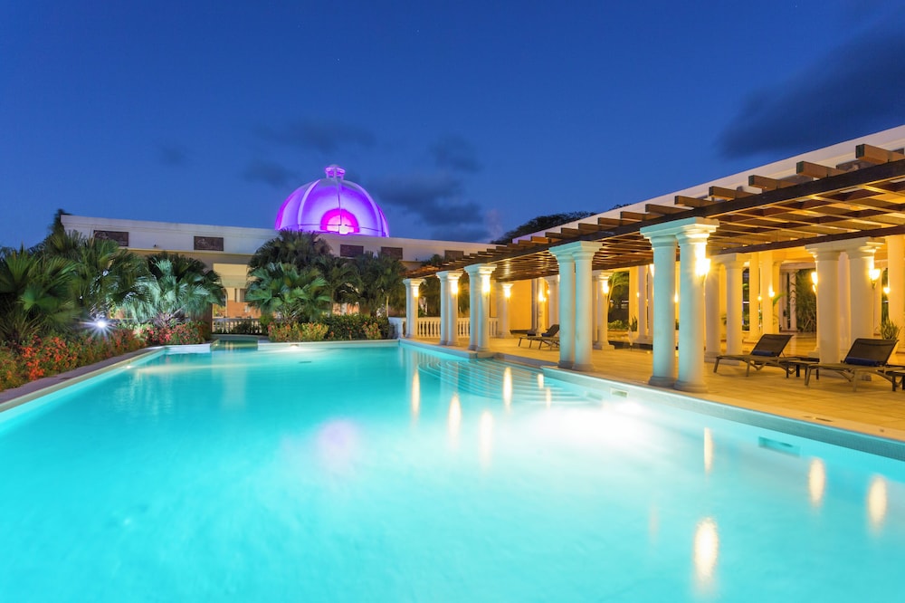 Grand Palladium Lady Hamilton Resort & Spa All Inclusive — Swimming pool in Lucea
