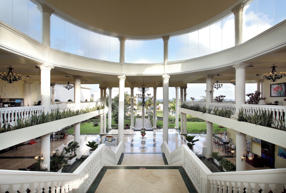 Grand Palladium Lady Hamilton Resort & Spa All Inclusive — Hotel building in Lucea