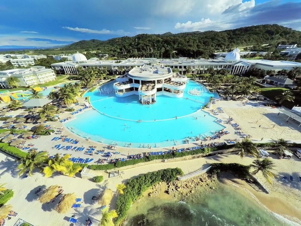 Grand Palladium Lady Hamilton Resort & Spa All Inclusive — Swimming pool in Lucea