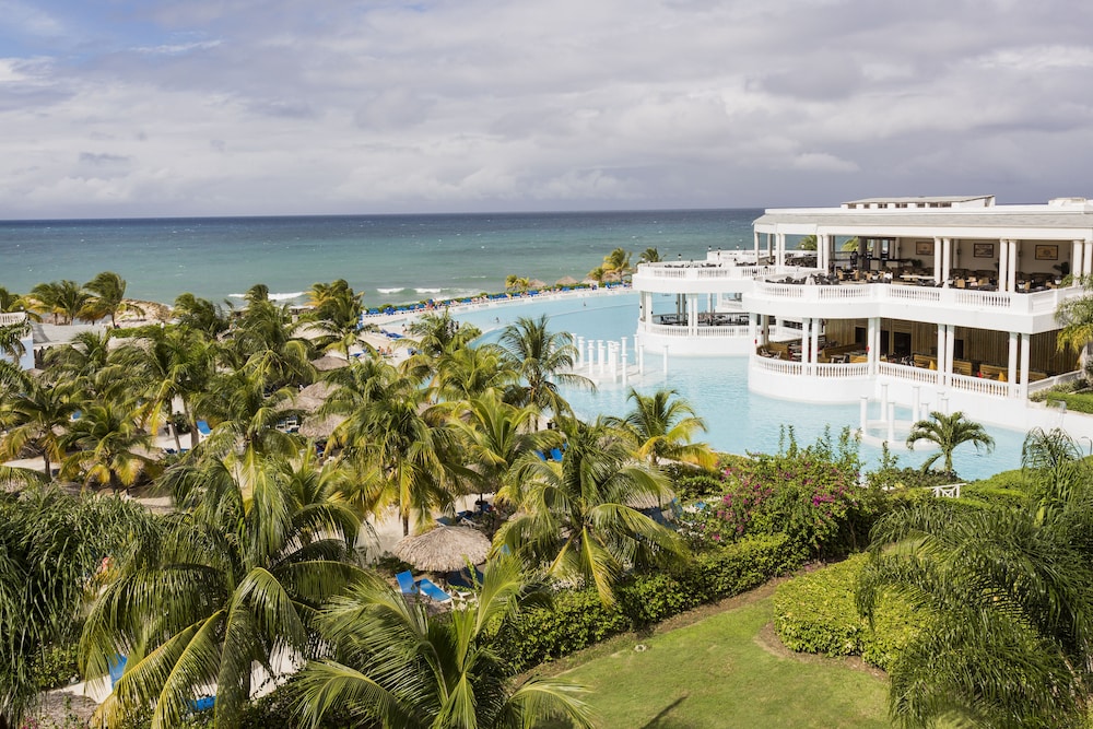 Grand Palladium Lady Hamilton Resort & Spa All Inclusive — Swimming pool in Lucea