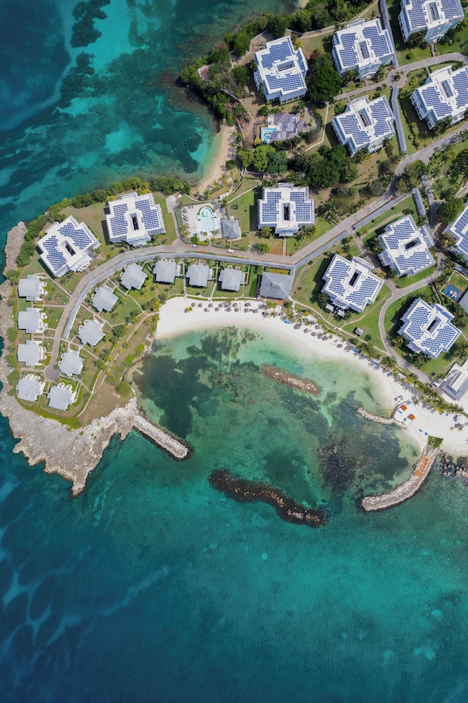 Grand Palladium Lady Hamilton Resort & Spa All Inclusive — Beach in Lucea