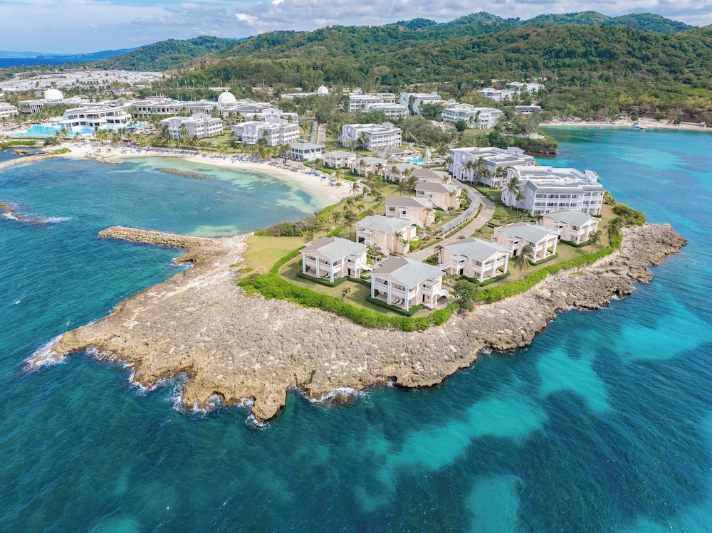Grand Palladium Lady Hamilton Resort & Spa All Inclusive — Hotel building in Lucea