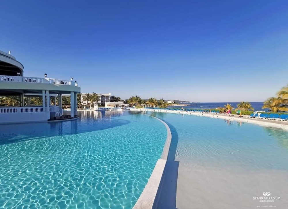 Grand Palladium Lady Hamilton Resort & Spa All Inclusive — Swimming pool in Lucea