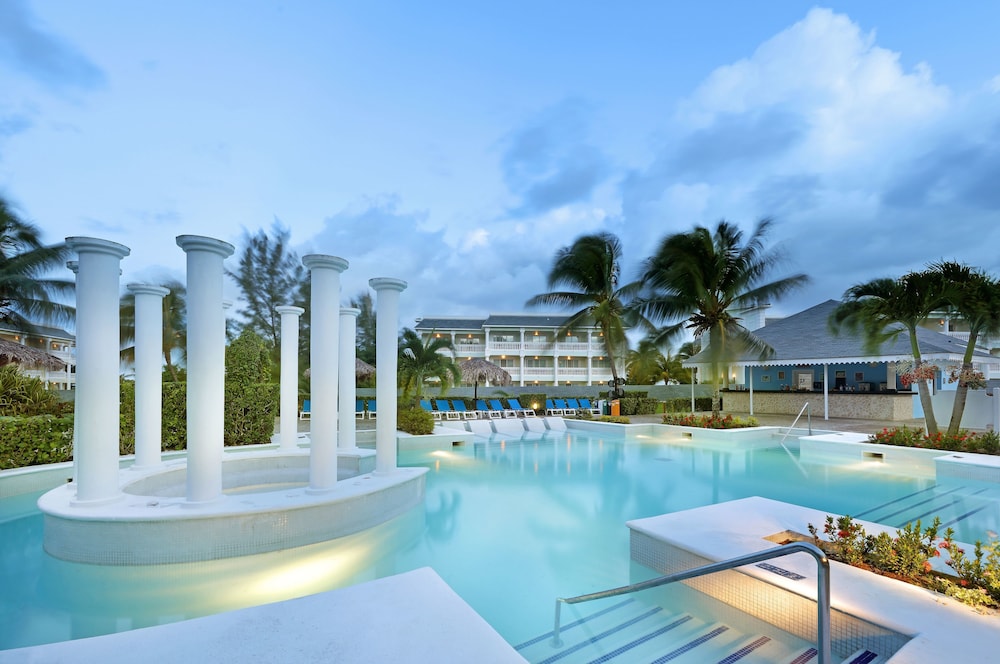 Grand Palladium Lady Hamilton Resort & Spa All Inclusive — Swimming pool in Lucea