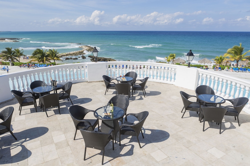 Grand Palladium Lady Hamilton Resort & Spa All Inclusive — Restaurant & bars in Lucea