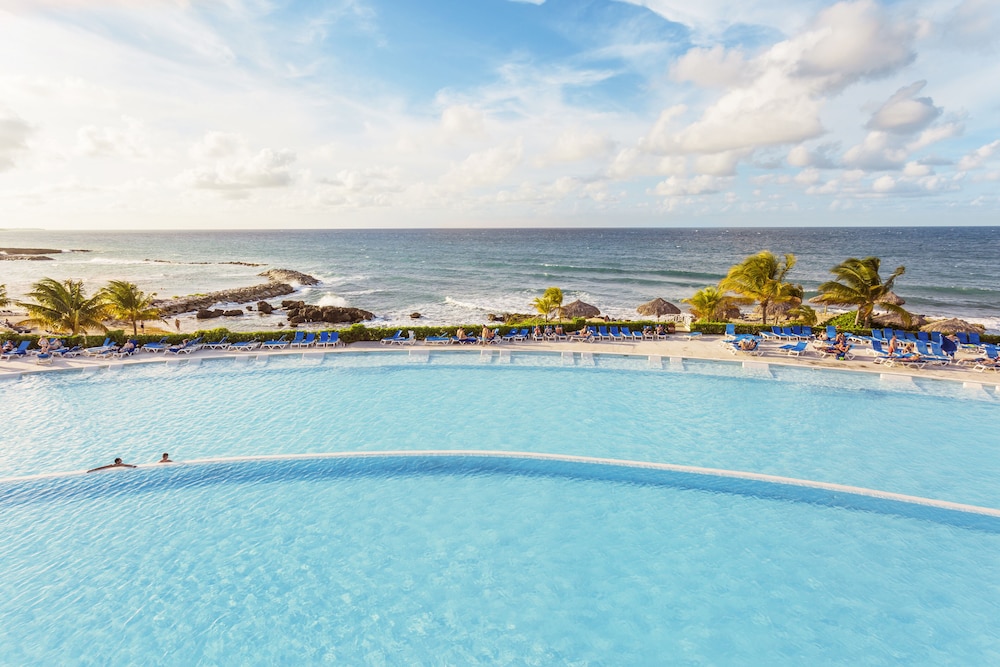 Grand Palladium Lady Hamilton Resort & Spa All Inclusive — Swimming pool in Lucea
