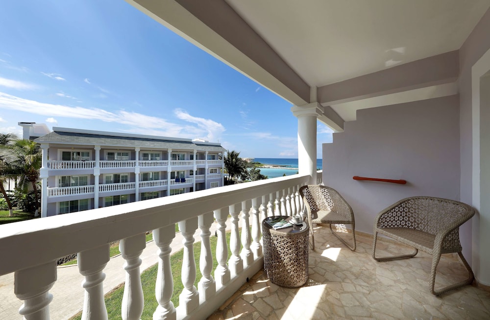 Grand Palladium Lady Hamilton Resort & Spa All Inclusive — Hotel building in Lucea