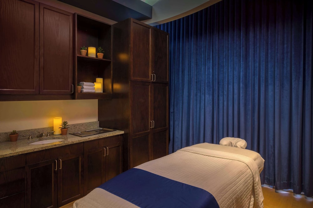 Wyndham Grand Orlando Resort Bonnet Creek — Hotel rooms in Orlando, Florida