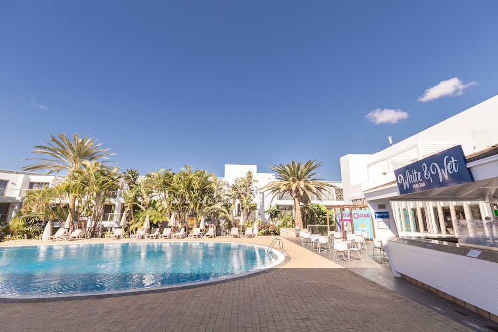 R2 Bahía Playa Design Hotel & Spa Wellness - Adults Only — Swimming pool in Tarajalejo, Canary Islands