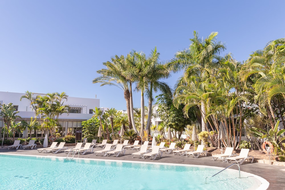 R2 Bahía Playa Design Hotel & Spa Wellness - Adults Only — Swimming pool in Tarajalejo, Canary Islands