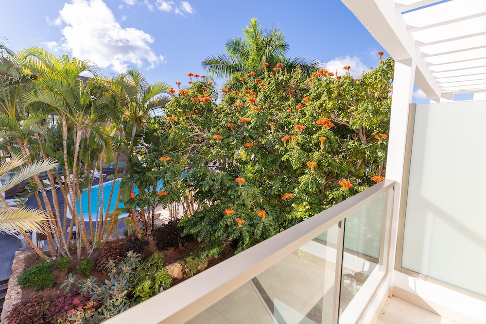 R2 Bahía Playa Design Hotel & Spa Wellness - Adults Only — Swimming pool in Tarajalejo, Canary Islands