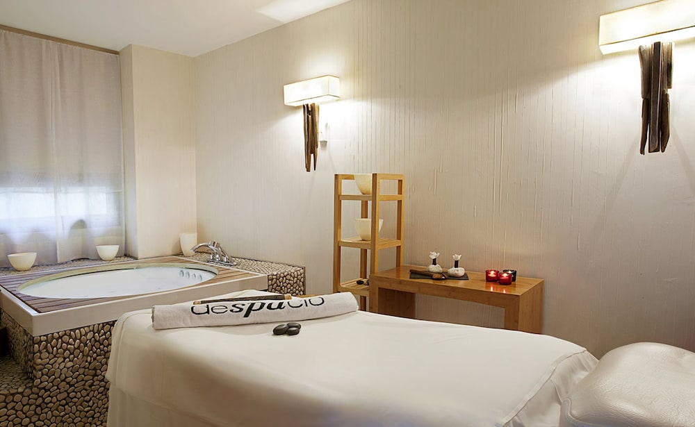 H10 Casanova — Spa in Barcelona, Catalonia