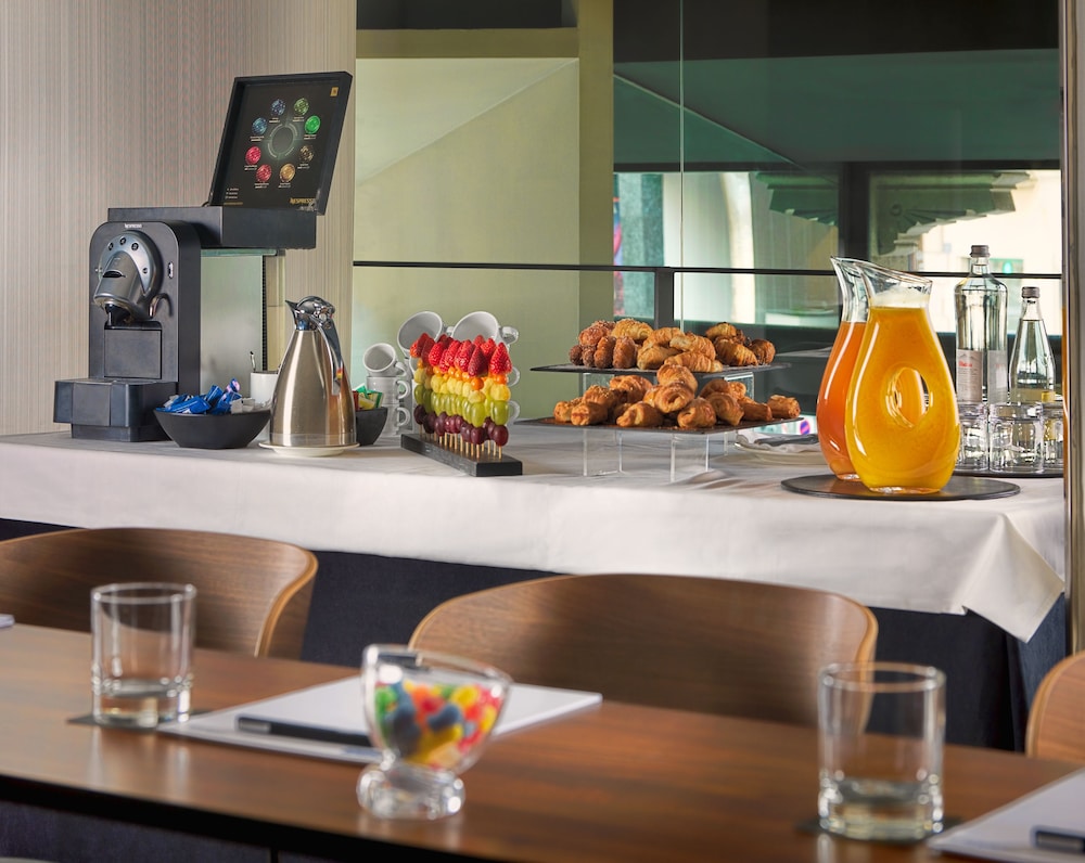 H10 Casanova — Restaurant & bars in Barcelona, Catalonia