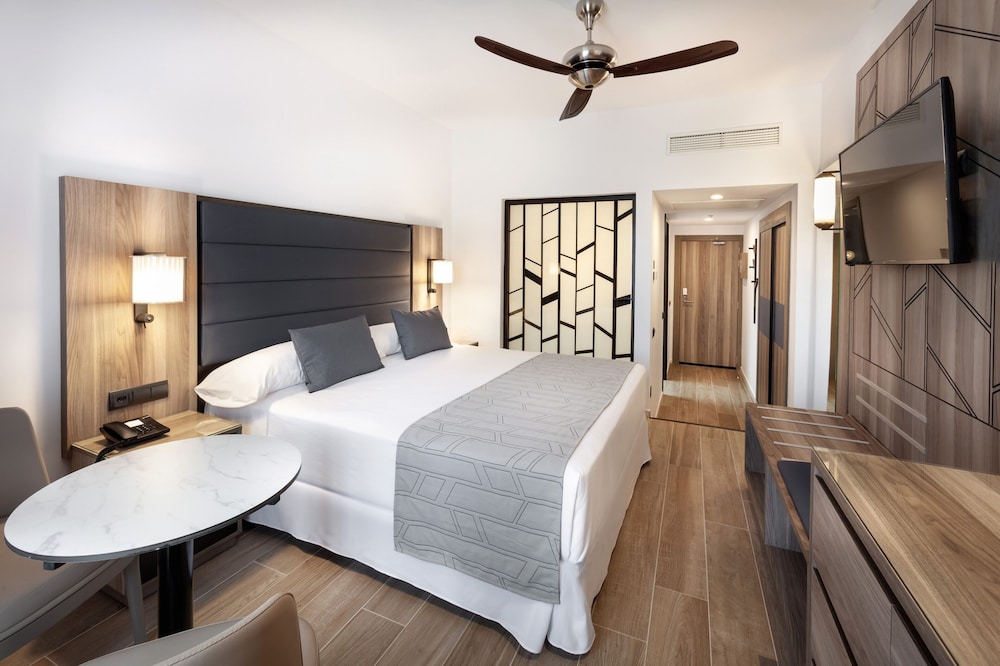 Hotel Riu Palace Oasis — Hotel rooms in Meloneras, Canary Islands