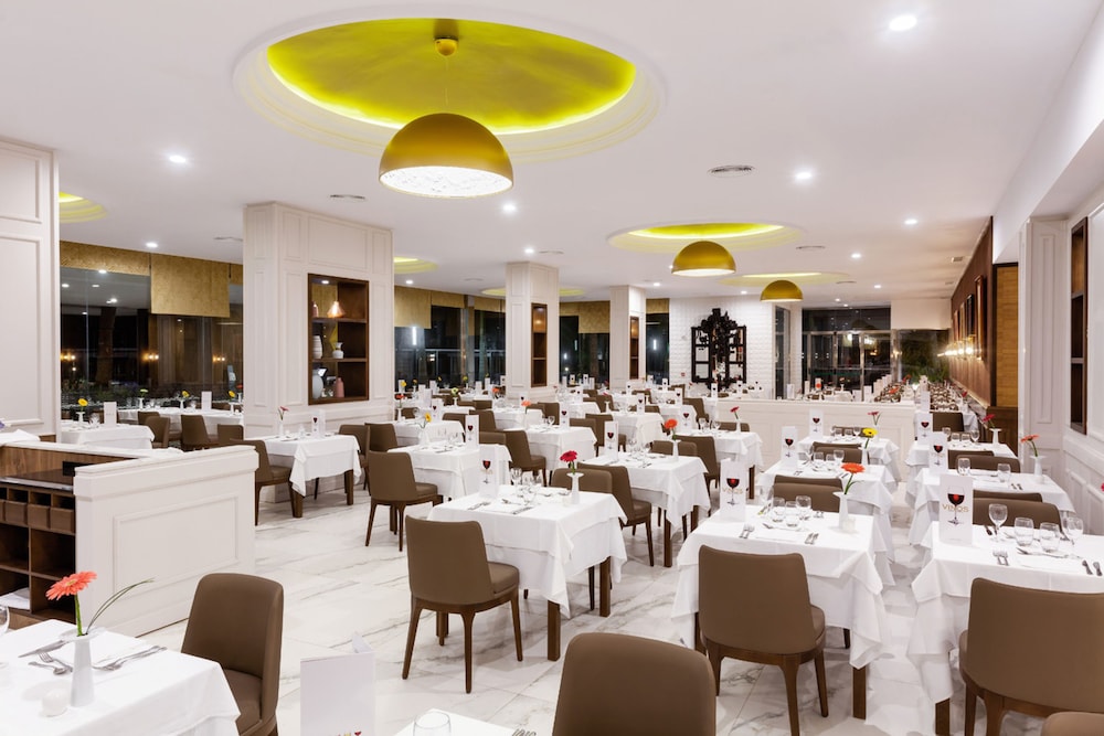 Hotel Riu Palace Oasis — Restaurant & bars in Meloneras, Canary Islands