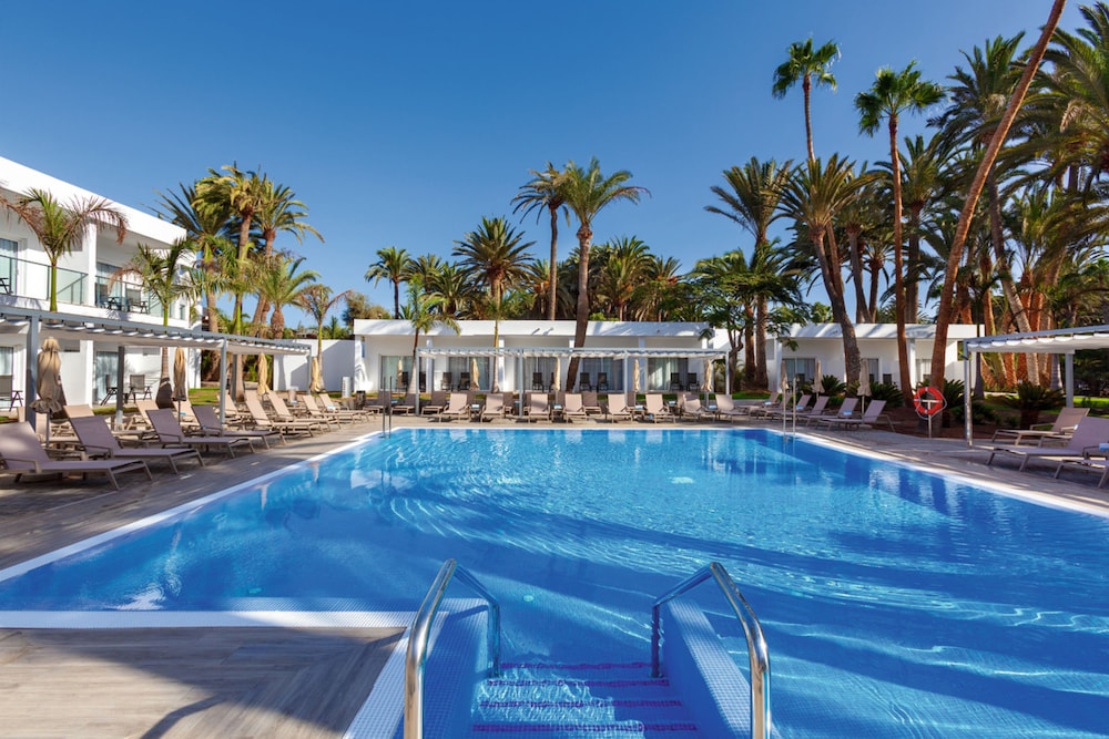Hotel Riu Palace Oasis — Swimming pool in Meloneras, Canary Islands