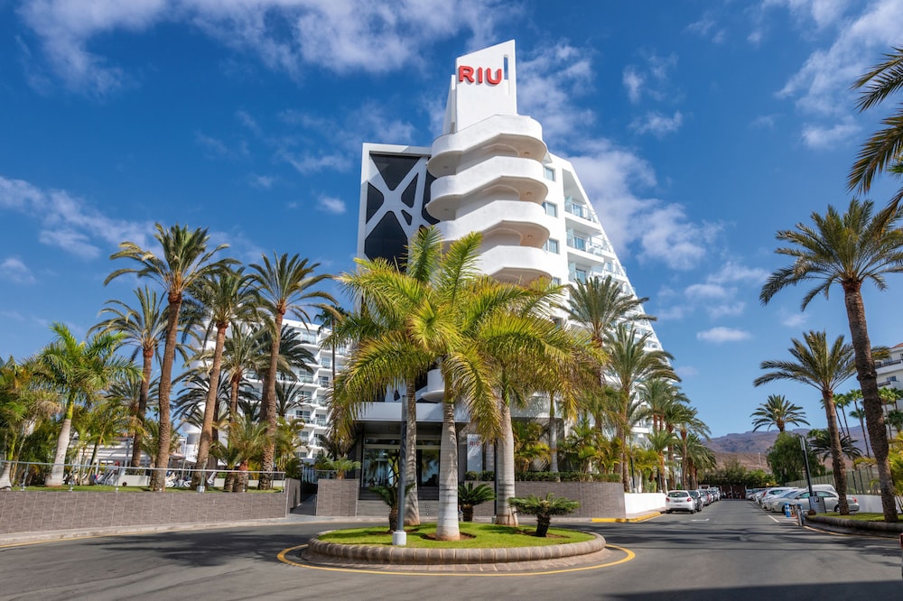 Hotel Riu Papayas - All Inclusive — Hotel building in Playa del Ingles, Canary Islands