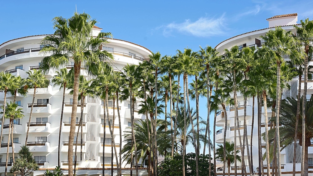 Servatur Waikiki — Hotel building in Playa del Ingles, Canary Islands