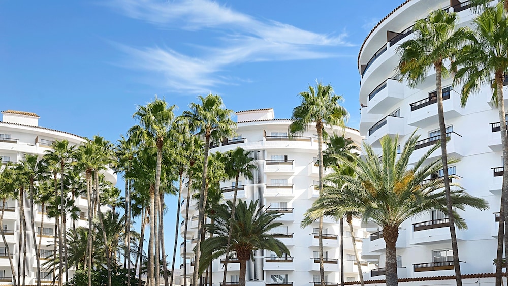 Servatur Waikiki — Hotel building in Playa del Ingles, Canary Islands