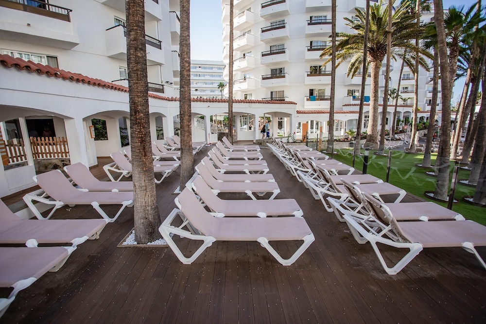 Servatur Waikiki — Hotel building in Playa del Ingles, Canary Islands