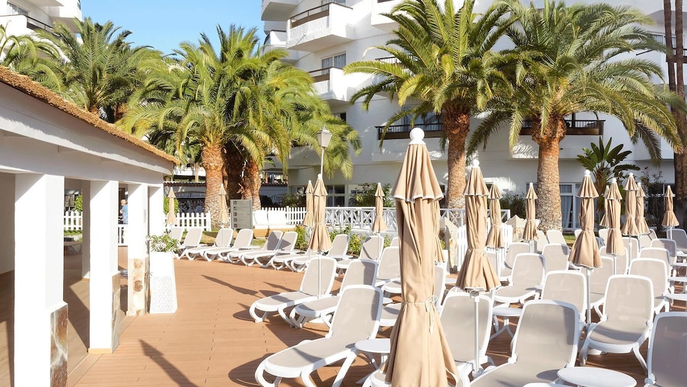Servatur Waikiki — Hotel building in Playa del Ingles, Canary Islands