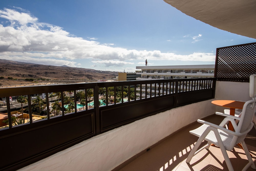 Servatur Waikiki — Hotel building in Playa del Ingles, Canary Islands