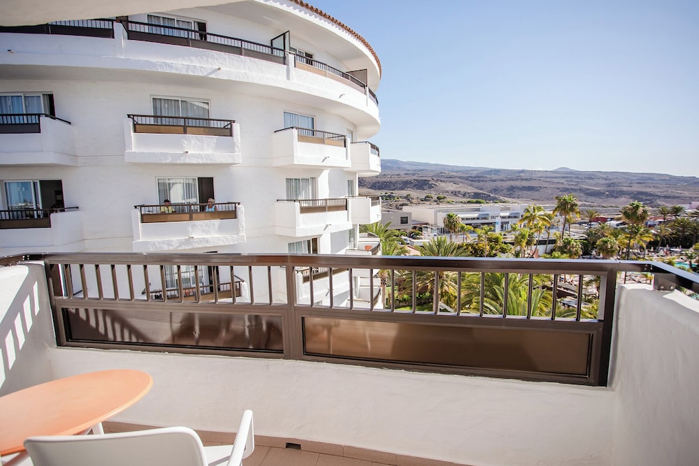 Servatur Waikiki — Hotel building in Playa del Ingles, Canary Islands