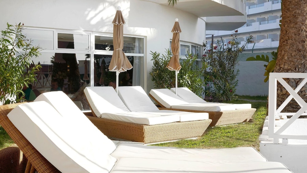 Servatur Waikiki — Hotel building in Playa del Ingles, Canary Islands