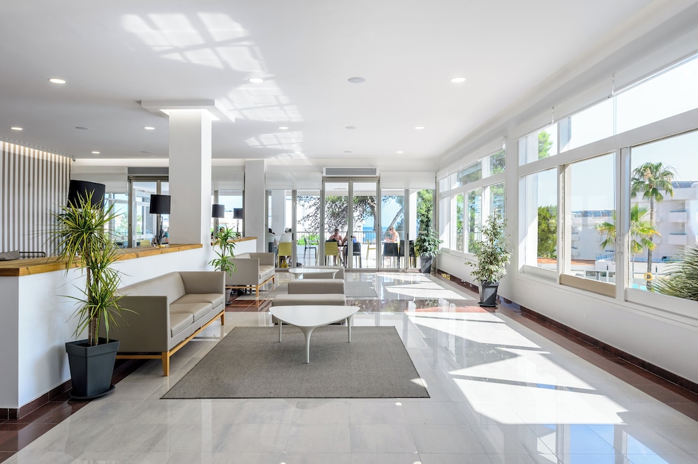 Hotel Vibra Riviera — Hotel building in San Antonio, Balearic Islands