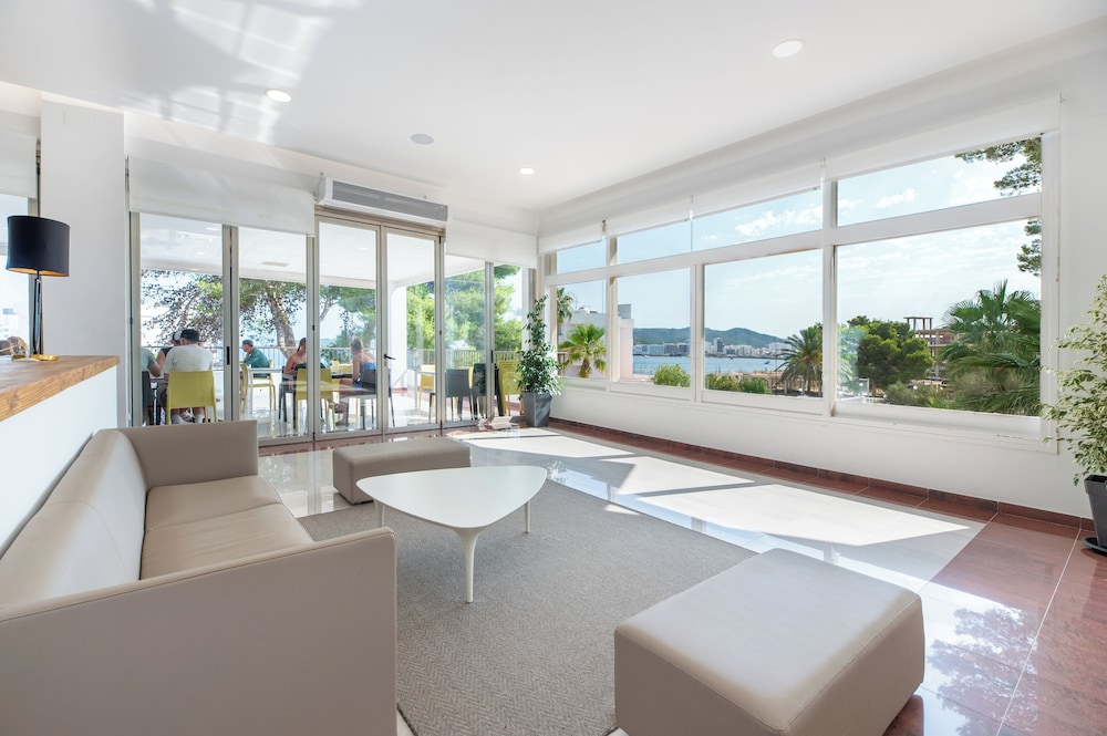 Hotel Vibra Riviera — Restaurant & bars in San Antonio, Balearic Islands