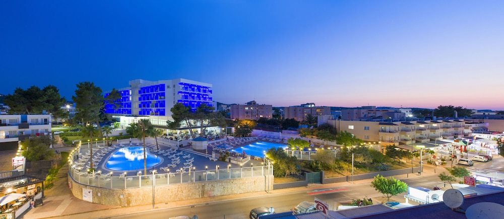 Hotel Vibra Riviera — Swimming pool in San Antonio, Balearic Islands