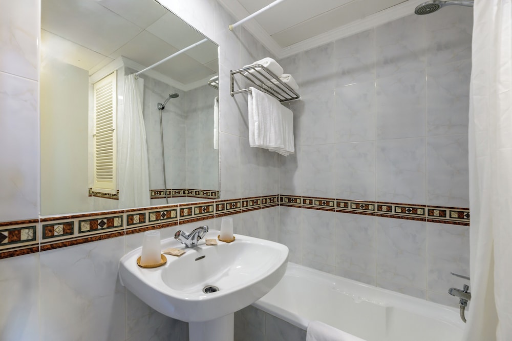 Hotel Vibra Riviera — Hotel rooms in San Antonio, Balearic Islands