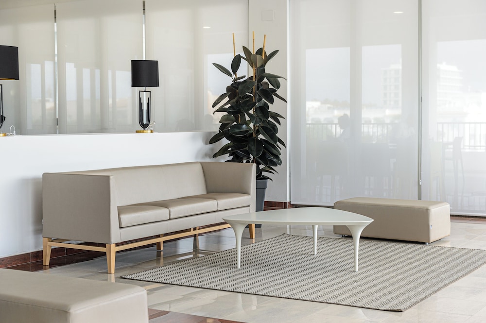 Hotel Vibra Riviera — Hotel building in San Antonio, Balearic Islands