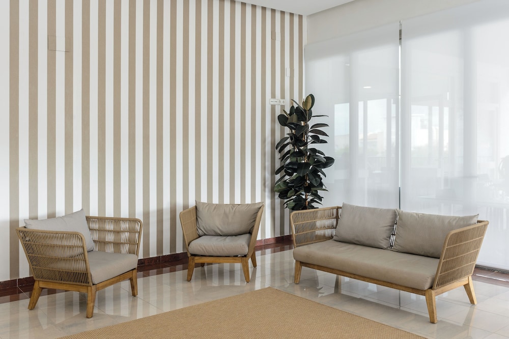 Hotel Vibra Riviera — Hotel building in San Antonio, Balearic Islands