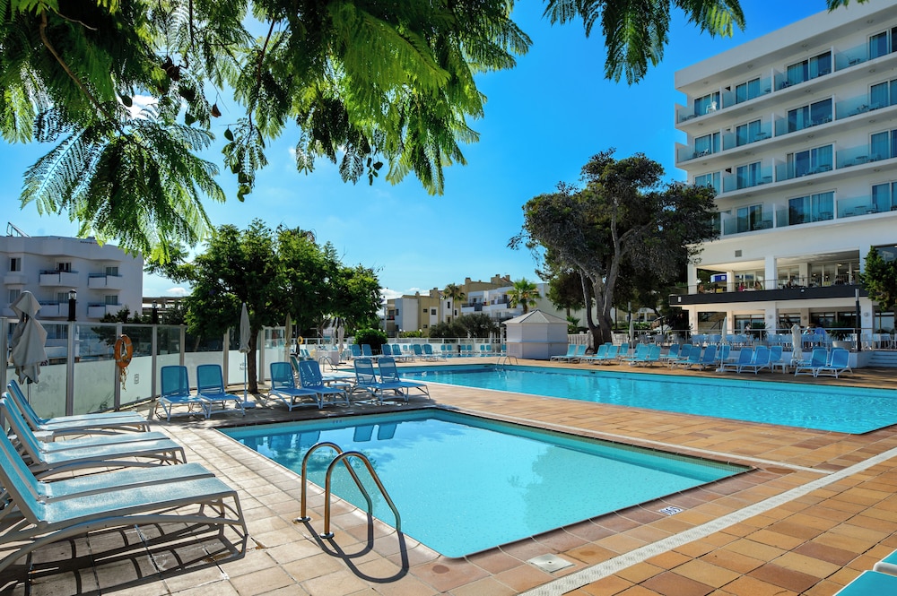 Hotel Vibra Riviera — Swimming pool in San Antonio, Balearic Islands