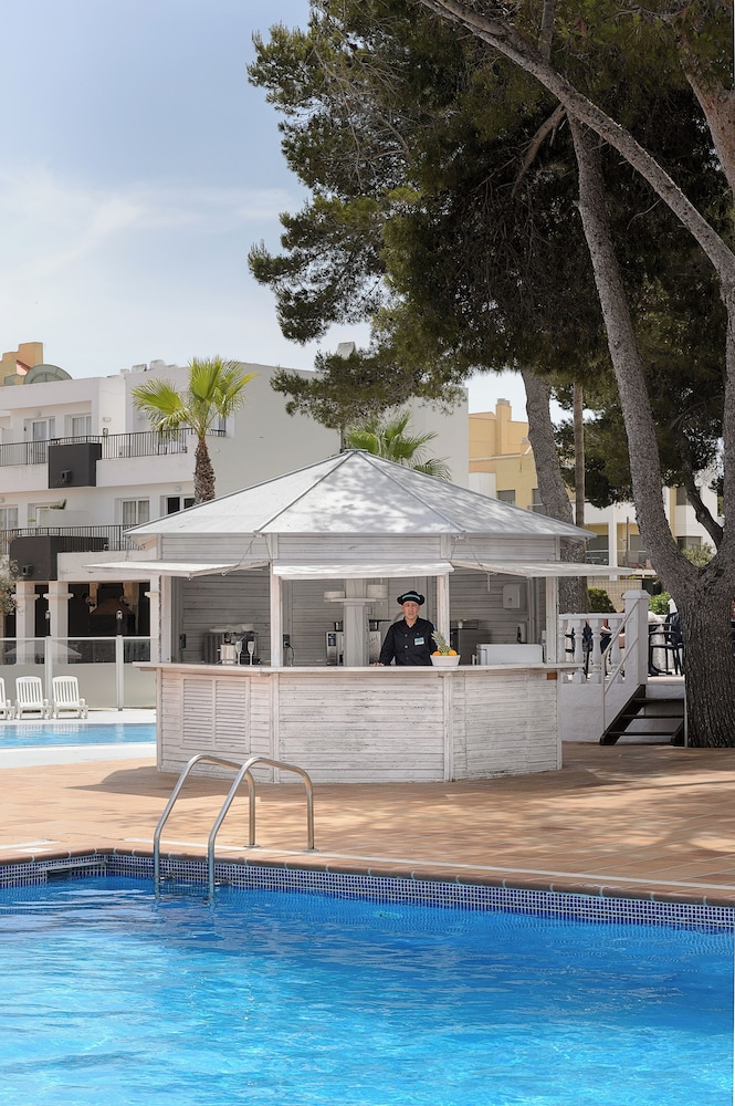 Hotel Vibra Riviera — Swimming pool in San Antonio, Balearic Islands