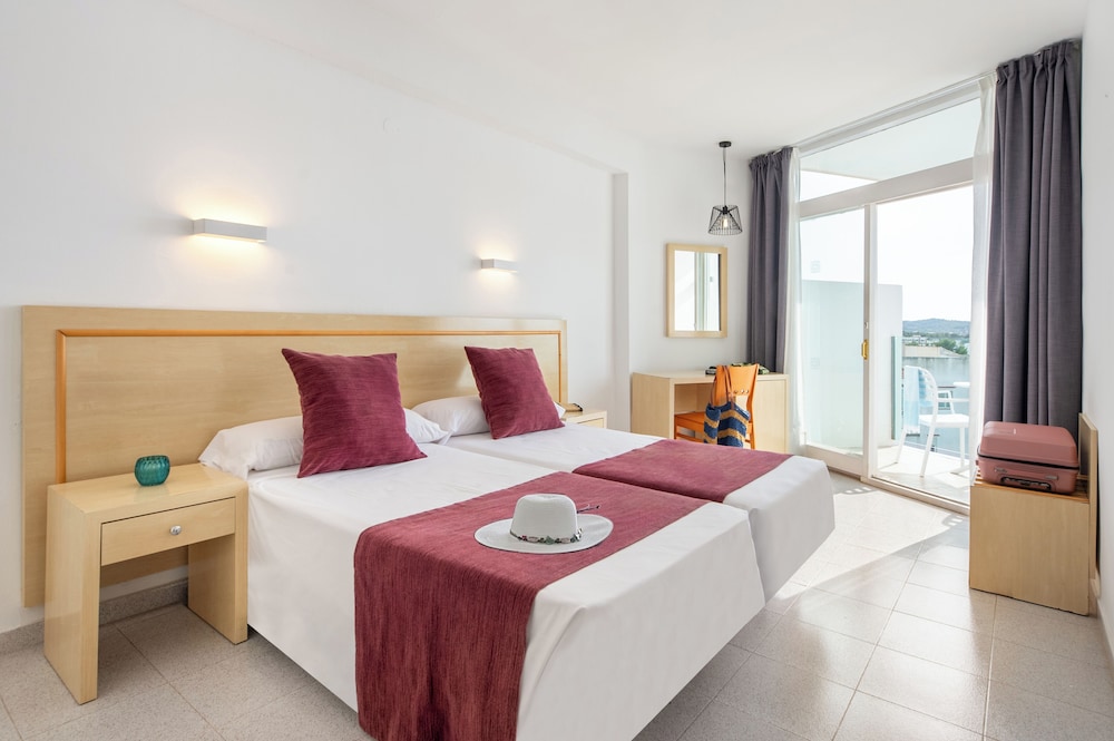 Hotel Vibra Riviera — Hotel rooms in San Antonio, Balearic Islands